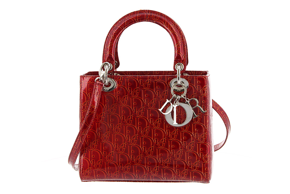 Dior ディオールバッグ　ひと目引く赤　際立つ赤