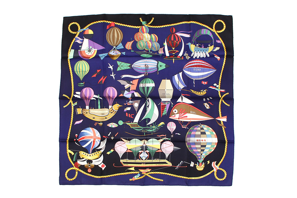 カレ90　スカーフ　LES　FOLIES　DU　CIEL　大空の狂気　ネイビー/黒/マルチカラー　ソルド　新品同様