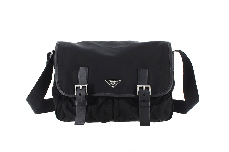 トライアングルロゴ　メッセジャーショルダー　ナイロン　黒　BT0172