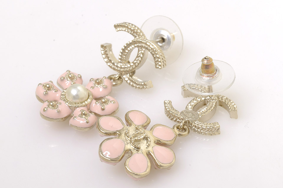 ピアス 花モチーフ ピンク 2018年 新品同様 ピアス 花モチーフ ピンク 2018年 新品同様