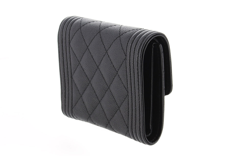 ボーイシャネル 3つ折り財布 キャビアスキン 黒 A84068 新品同様
