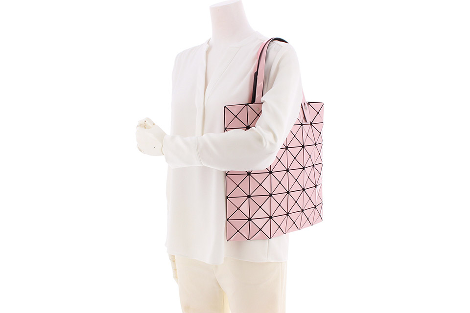 ISSEY MIYAKE イッセイミヤケ　プリーツ　ハンドバッグ　バイカラー BAO BAO ISSEY MIYAKEより新バッグ、バイカラーのトートバッグや