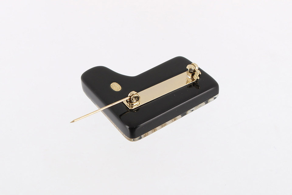 ブローチ ブーツモチーフ パール/チェーン 白/黒