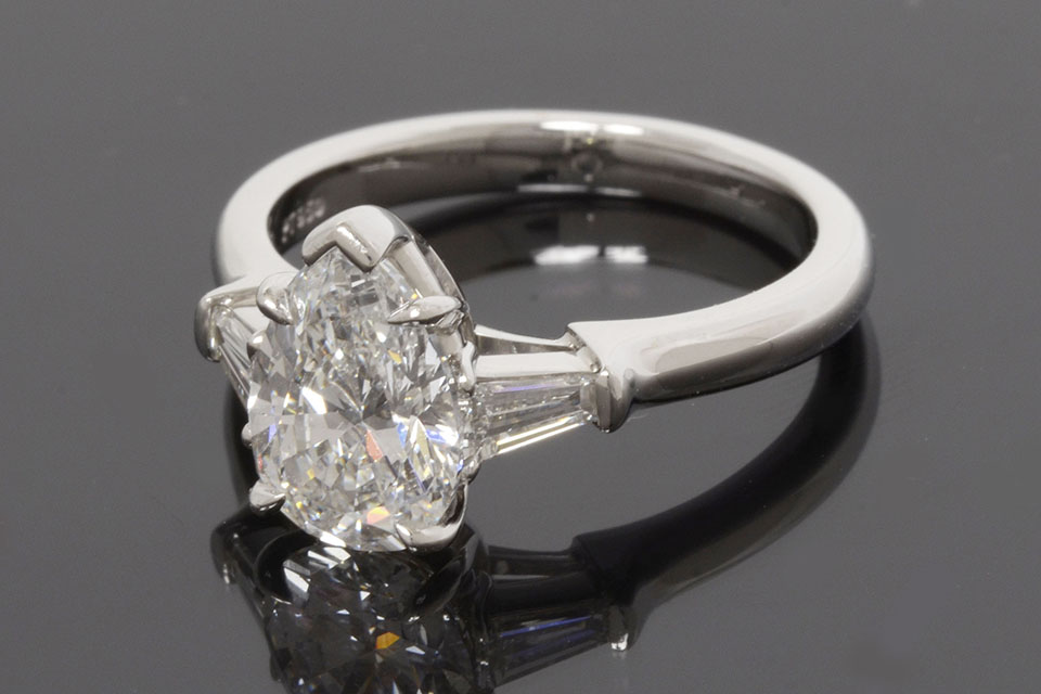 ペアシェイプ クラシックリング ダイヤリング Pt950/D1.52ct/0.27ct 約8号