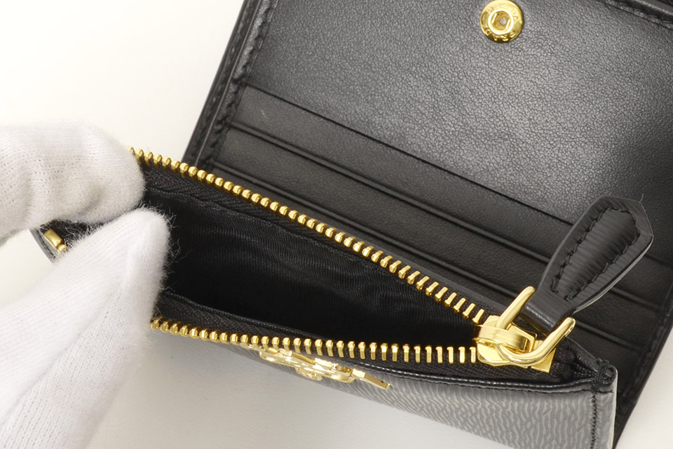 ⭐️未使用級⭐️　PRADA　二つ折り財布　1ML024　ブラック　ゴールド金具 二つ折り財布 レザー NERO 黒 ゴールド金具 1ML024 未使用