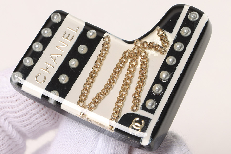 ブローチ ブーツモチーフ パール/チェーン 白/黒
