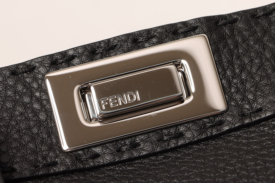 ピーカブー アイシーユー スモール セレリア レザー 黒 シルバー金具